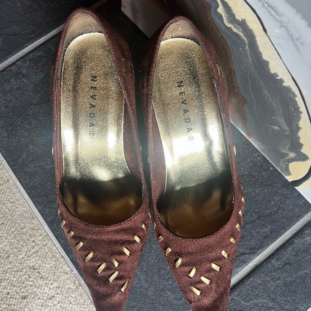Classic Brown Heels with Decorative Cutouts and Medium Heel